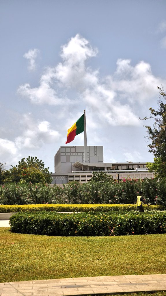 Quand partout souffle un vent de colère et de haine,
Béninois, sois fier, et d'une âme sereine,
Confiant dans l'avenir, regarde ton drapeau !
Dans le vert tu liras l'espoir du renouveau,
De tes aïeux le rouge évoque le courage;
Des plus riches trésors le jaune est le présage. 🇧🇯