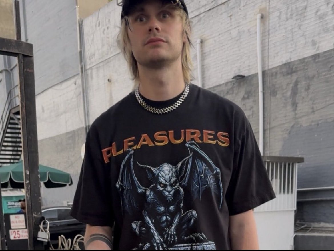 Pink5sos💗🧁⭐️ tweet media