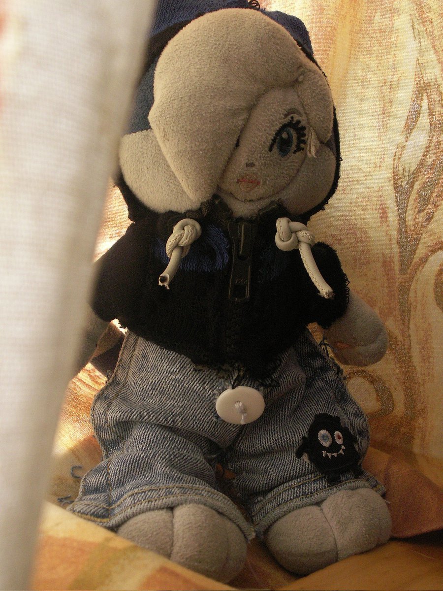 BrownyTheGamer's tweet image. Making a new sweater jacket ..new skills and new stuff ! Rope is from thrift store and zipper from veritas 

Did work great and made a cool scene to make the picture shine !

#plushie #sewing #handmade #HandmadeHappiness #rosalina