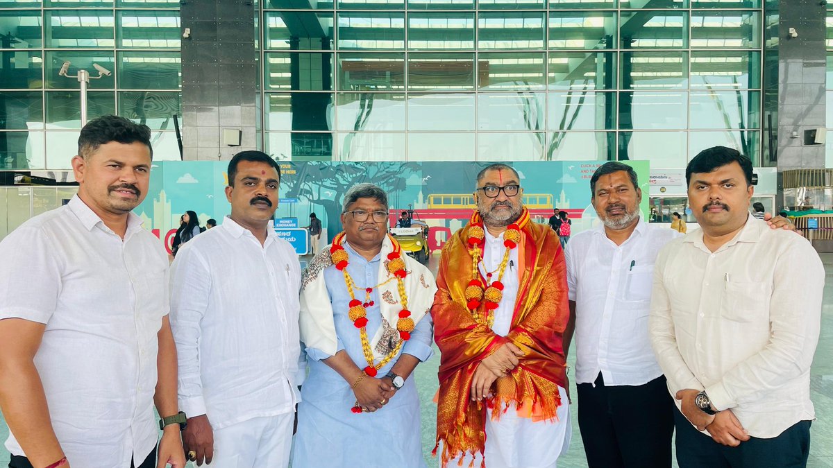 CementManju's tweet photo. ಕಾರ್ಯನಿಮಿತ್ತ ಬೆಂಗಳೂರಿಗೆ ಆಗಮಿಸಿದ ರಾಷ್ಟ್ರೀಯ ಎಸ್.ಸಿ ಮೋರ್ಚಾ ಪ್ರಧಾನ ಕಾರ್ಯದರ್ಶಿಗಳಾದ ಶ್ರೀ @ishambhutundiya ಜಿ ಮತ್ತು ಶ್ರೀ ಕುಮಾರ್ ಜಿ ಅವರನ್ನು ಕೆಂಪೇಗೌಡ ಅಂತರಾಷ್ಟ್ರೀಯ ವಿಮಾನ ನಿಲ್ದಾಣದಲ್ಲಿ ಭೇಟಿ ಮಾಡಿ ಆತ್ಮೀಯವಾಗಿ ಸನ್ಮಾನಿಸಲಾಯಿತು.

#CementManju #SCmorcha #Karnataka #StatePresident #BJP https://t.co/wOoLB2HjNI