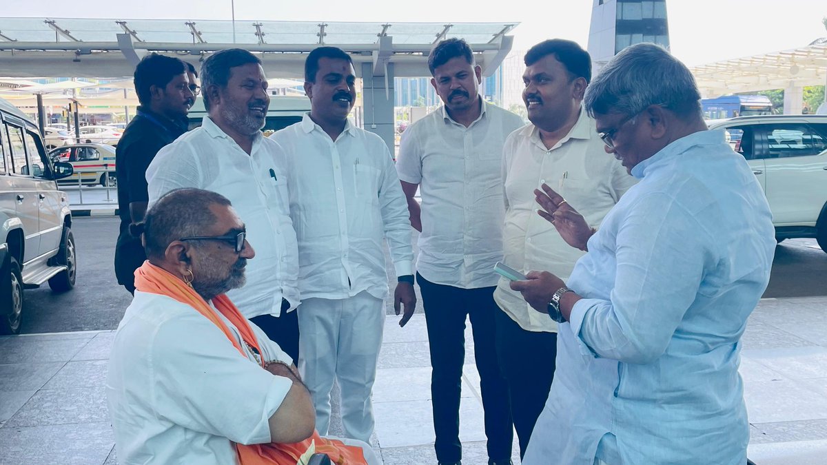 CementManju's tweet photo. ಕಾರ್ಯನಿಮಿತ್ತ ಬೆಂಗಳೂರಿಗೆ ಆಗಮಿಸಿದ ರಾಷ್ಟ್ರೀಯ ಎಸ್.ಸಿ ಮೋರ್ಚಾ ಪ್ರಧಾನ ಕಾರ್ಯದರ್ಶಿಗಳಾದ ಶ್ರೀ @ishambhutundiya ಜಿ ಮತ್ತು ಶ್ರೀ ಕುಮಾರ್ ಜಿ ಅವರನ್ನು ಕೆಂಪೇಗೌಡ ಅಂತರಾಷ್ಟ್ರೀಯ ವಿಮಾನ ನಿಲ್ದಾಣದಲ್ಲಿ ಭೇಟಿ ಮಾಡಿ ಆತ್ಮೀಯವಾಗಿ ಸನ್ಮಾನಿಸಲಾಯಿತು.

#CementManju #SCmorcha #Karnataka #StatePresident #BJP https://t.co/wOoLB2HjNI