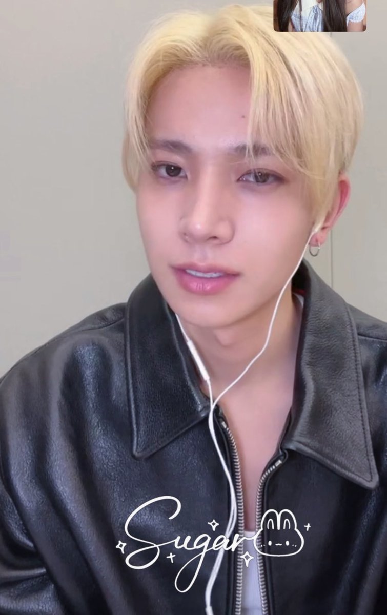 kuuzme's tweet image. Heeseung para la segunda ronda de fancalls de hoy. Ahora está usando su chaqueta de cuero negra, lo guapo que se ve por favor 🥹🫶🏻

#WithEvanInEveryWay 
#모든순간_에반과_함께