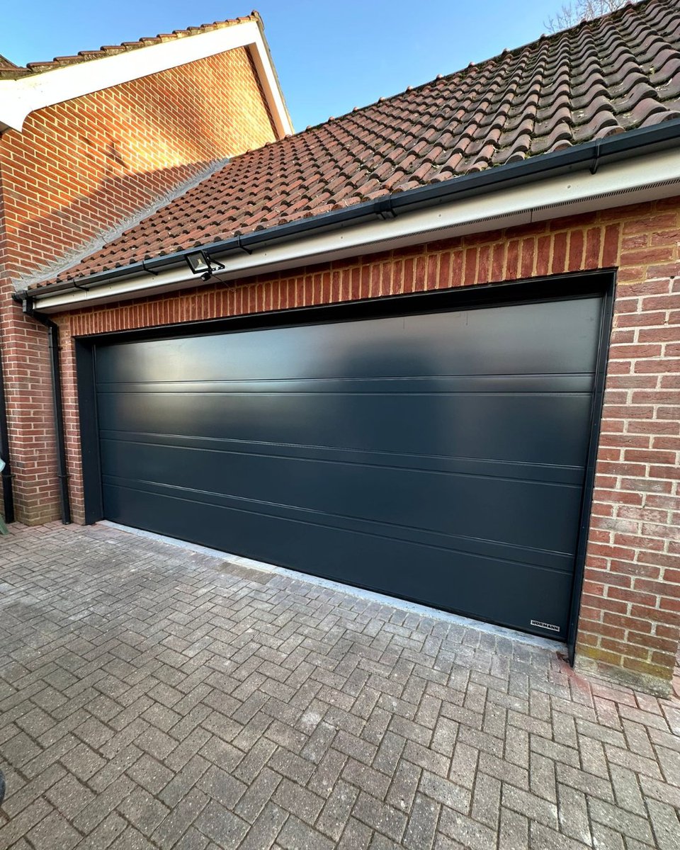 CooksDoors's tweet photo. Another smart installation completed by our expert team! ✨This Hörmann UK LPU 42 sectional garage door in Anthracite Grey (RAL 7016) combines modern style with high performance!
#CooksDoors #Hörmann #GarageDoors #HomeImprovement #NorfolkHomes #Norfolk #Norwich #GarageDoor https://t.co/tUDWa9kMg4