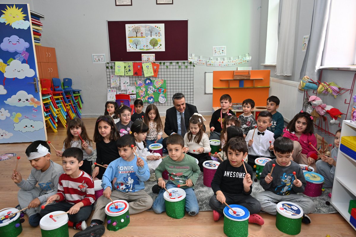denizlimem's tweet photo. Maarifin Kalbinde Çocuk Etkinlikleri – Honaz

📍 Honaz Belediyesi Anaokulu

İl Millî Eğitim Müdürümüz Emre Çalışkan, Bakanlığımızca Nisan ayı teması olarak belirlenen “Maarifin Kalbinde Çocuk” kapsamında ilimiz genelinde yürütülen etkinlikler çerçevesinde Honaz Belediyesi Anaokulunu ziyaret etti.

Ziyaret sırasında okul öncesi öğrencilerimizin, “Maarifin Kalbinde Çocuk Etkinlikleri Kılavuzu”nda yer alan etkinlikleri uygulamalarına eşlik eden Müdürümüz, öğrencilerle yakından ilgilenerek yapılan çalışmalar hakkında bilgi aldı.

Gerçekleştirilen etkinliklerle öğrencilerimizin; iletişim ve sosyal etkileşim becerileri güçlenirken, kendilerini ifade etme, problem çözme ve iş birliği yapma yetkinlikleri önemli ölçüde gelişmektedir. Değerler eğitimi kapsamında sorumluluk, paylaşma ve saygı gibi temel kazanımların pekiştirildiği bu süreçte, öğrencilerimizin bilişsel, duygusal ve psikomotor gelişimleri bütüncül bir yaklaşımla destekleniyor.

@emre_caliskan 
@tcmeb
@Yusuf__Tekin
@farukyelkenci
@ebubekirsavasci