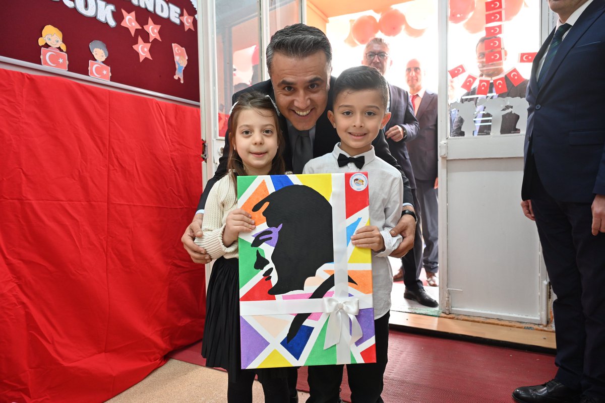 denizlimem's tweet photo. Maarifin Kalbinde Çocuk Etkinlikleri – Honaz

📍 Honaz Belediyesi Anaokulu

İl Millî Eğitim Müdürümüz Emre Çalışkan, Bakanlığımızca Nisan ayı teması olarak belirlenen “Maarifin Kalbinde Çocuk” kapsamında ilimiz genelinde yürütülen etkinlikler çerçevesinde Honaz Belediyesi Anaokulunu ziyaret etti.

Ziyaret sırasında okul öncesi öğrencilerimizin, “Maarifin Kalbinde Çocuk Etkinlikleri Kılavuzu”nda yer alan etkinlikleri uygulamalarına eşlik eden Müdürümüz, öğrencilerle yakından ilgilenerek yapılan çalışmalar hakkında bilgi aldı.

Gerçekleştirilen etkinliklerle öğrencilerimizin; iletişim ve sosyal etkileşim becerileri güçlenirken, kendilerini ifade etme, problem çözme ve iş birliği yapma yetkinlikleri önemli ölçüde gelişmektedir. Değerler eğitimi kapsamında sorumluluk, paylaşma ve saygı gibi temel kazanımların pekiştirildiği bu süreçte, öğrencilerimizin bilişsel, duygusal ve psikomotor gelişimleri bütüncül bir yaklaşımla destekleniyor.

@emre_caliskan 
@tcmeb
@Yusuf__Tekin
@farukyelkenci
@ebubekirsavasci