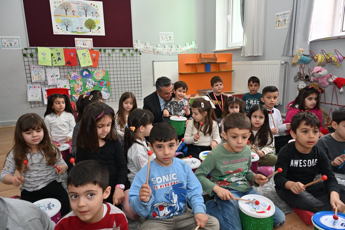 denizlimem's tweet photo. Maarifin Kalbinde Çocuk Etkinlikleri – Honaz

📍 Honaz Belediyesi Anaokulu

İl Millî Eğitim Müdürümüz Emre Çalışkan, Bakanlığımızca Nisan ayı teması olarak belirlenen “Maarifin Kalbinde Çocuk” kapsamında ilimiz genelinde yürütülen etkinlikler çerçevesinde Honaz Belediyesi Anaokulunu ziyaret etti.

Ziyaret sırasında okul öncesi öğrencilerimizin, “Maarifin Kalbinde Çocuk Etkinlikleri Kılavuzu”nda yer alan etkinlikleri uygulamalarına eşlik eden Müdürümüz, öğrencilerle yakından ilgilenerek yapılan çalışmalar hakkında bilgi aldı.

Gerçekleştirilen etkinliklerle öğrencilerimizin; iletişim ve sosyal etkileşim becerileri güçlenirken, kendilerini ifade etme, problem çözme ve iş birliği yapma yetkinlikleri önemli ölçüde gelişmektedir. Değerler eğitimi kapsamında sorumluluk, paylaşma ve saygı gibi temel kazanımların pekiştirildiği bu süreçte, öğrencilerimizin bilişsel, duygusal ve psikomotor gelişimleri bütüncül bir yaklaşımla destekleniyor.

@emre_caliskan 
@tcmeb
@Yusuf__Tekin
@farukyelkenci
@ebubekirsavasci