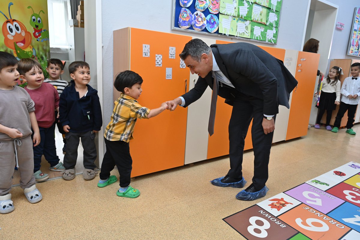 denizlimem's tweet photo. Maarifin Kalbinde Çocuk Etkinlikleri – Honaz

📍 Honaz Belediyesi Anaokulu

İl Millî Eğitim Müdürümüz Emre Çalışkan, Bakanlığımızca Nisan ayı teması olarak belirlenen “Maarifin Kalbinde Çocuk” kapsamında ilimiz genelinde yürütülen etkinlikler çerçevesinde Honaz Belediyesi Anaokulunu ziyaret etti.

Ziyaret sırasında okul öncesi öğrencilerimizin, “Maarifin Kalbinde Çocuk Etkinlikleri Kılavuzu”nda yer alan etkinlikleri uygulamalarına eşlik eden Müdürümüz, öğrencilerle yakından ilgilenerek yapılan çalışmalar hakkında bilgi aldı.

Gerçekleştirilen etkinliklerle öğrencilerimizin; iletişim ve sosyal etkileşim becerileri güçlenirken, kendilerini ifade etme, problem çözme ve iş birliği yapma yetkinlikleri önemli ölçüde gelişmektedir. Değerler eğitimi kapsamında sorumluluk, paylaşma ve saygı gibi temel kazanımların pekiştirildiği bu süreçte, öğrencilerimizin bilişsel, duygusal ve psikomotor gelişimleri bütüncül bir yaklaşımla destekleniyor.

@emre_caliskan 
@tcmeb
@Yusuf__Tekin
@farukyelkenci
@ebubekirsavasci