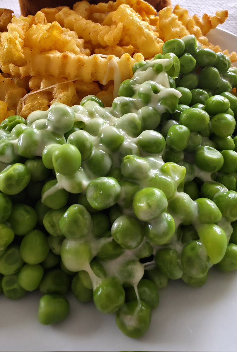 PMD486's tweet photo. ~Fries with chicken Bratwurst, peas and mayo, served with banana juice~
#CapyVirus #cookingPMD #cookingFRD https://t.co/C3m2OmtQNj