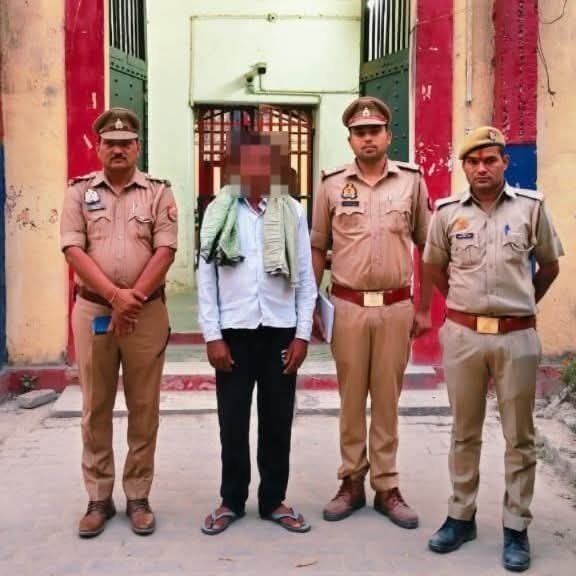 निर्दोष निकला हैड मास्टर.. पुलिस की जाँच में पड़ोसी निकला दरिंदा, पकड़ा गया 

UP के कुशीनगर में 5 वर्ष की बच्ची के साथ दुष्कर्म की घटना सामने आई है। बच्ची के प्राइवेट पार्ट पर चोट के निशान मिले। फैमिली ने प्राइमरी स्कूल के हेड मास्टर नईमुद्दीन पर FIR कराई। जाँच हुई तो सारा केस