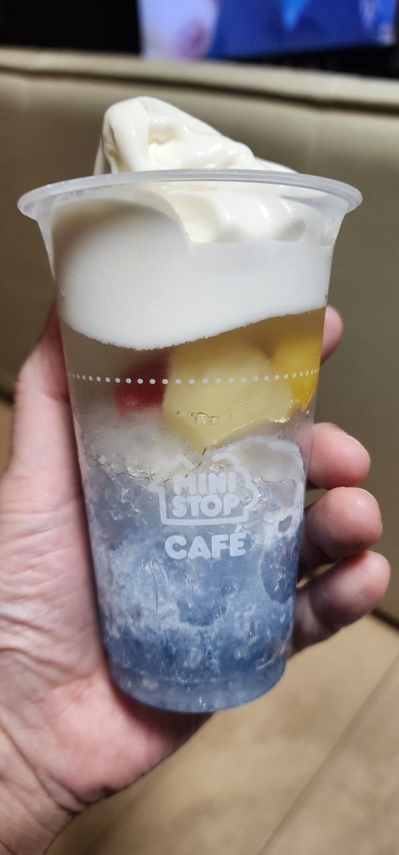 今日の晩ごはん
喉が痛くて何も食べれないって話してたら娘が買ってきてくれた😭
ハロハロうまい😋