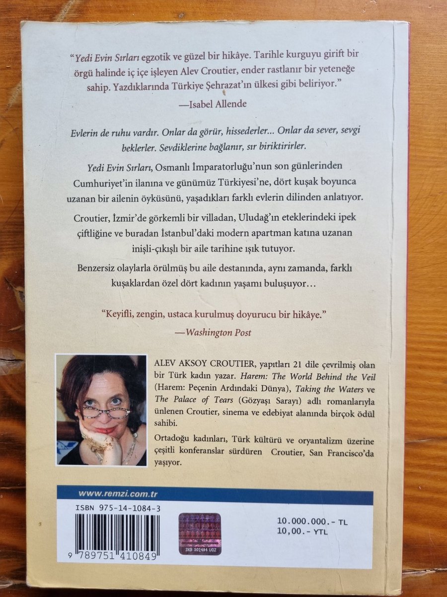 "Evlerin de ruhu vardır. Onlar da sever, sevgi beklerler. Sevdiklerine bağlanır, sır biriktirirler."
Eserleri 21 dile çevrilen #AlevAKSOYCROUTIER yazmış.
Köy kütüphanesini düzenlerken karşılaştım, "keşke YEDİ EVİN SIRLARI değil de #YediEvinSırrı adını verseydi" dedim.