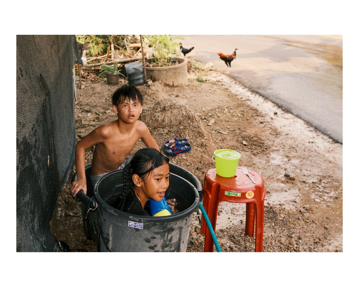 AtieBan's tweet photo. Songkran. Waiting for someone to come along the road. https://t.co/qEeYav09iF