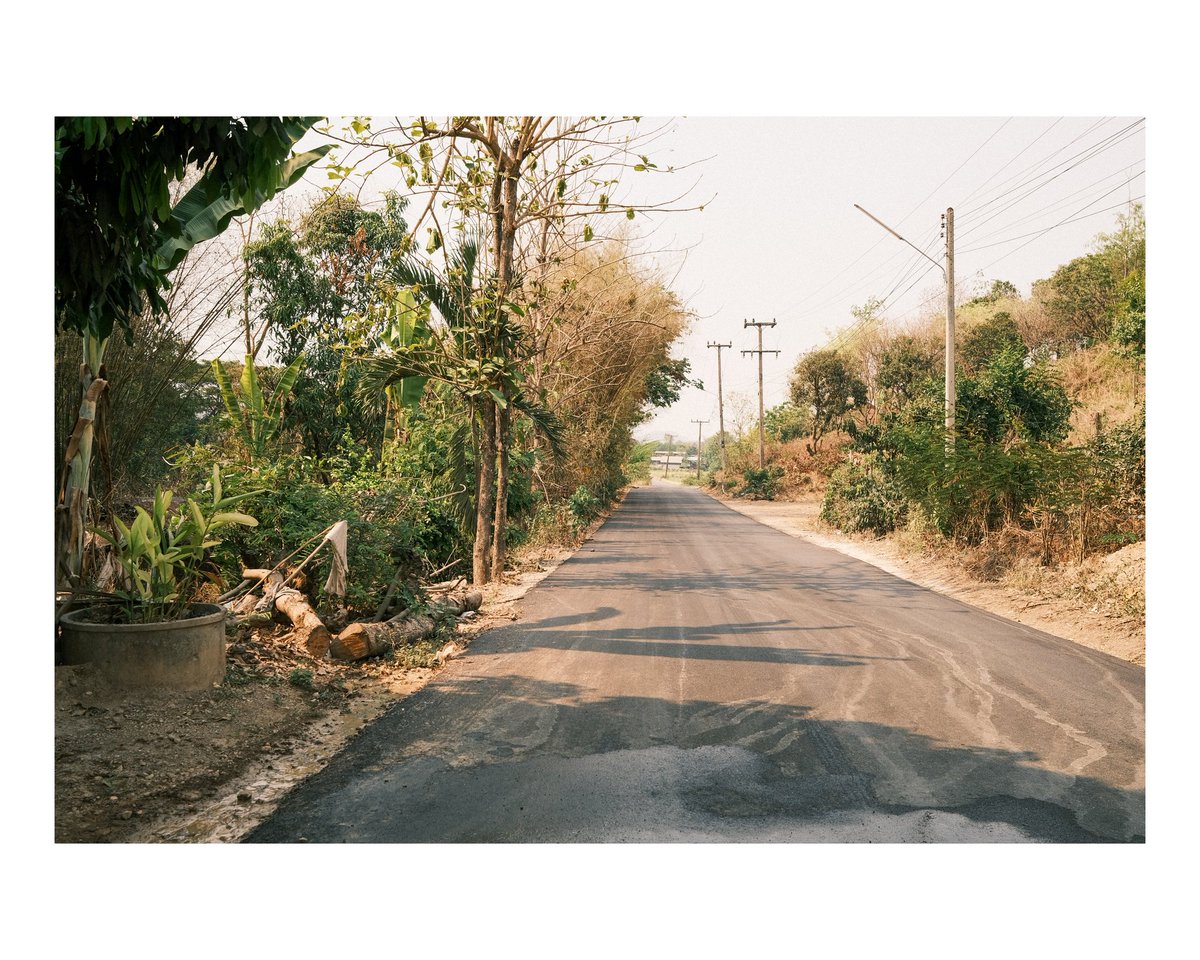 AtieBan's tweet photo. Songkran. Waiting for someone to come along the road. https://t.co/qEeYav09iF