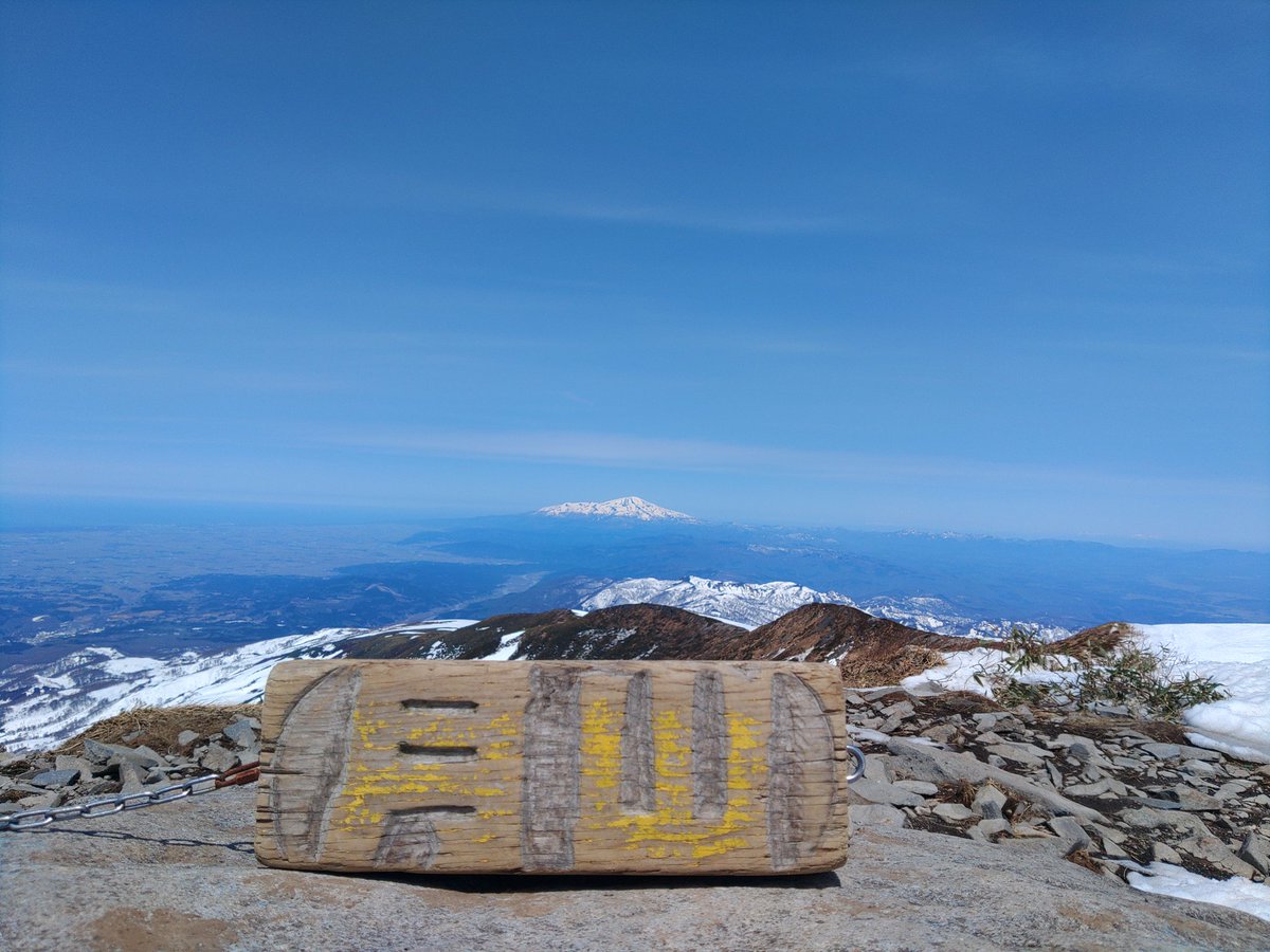 culminocoffee's tweet photo. 今日は今年初の月山🏔️

抜けるような青空に雪山の白が美しすぎた～😌

今日は流石に湯沸かしてコーヒー淹れる余裕もないので家で淹れてタンブラーに。
まぁまぁ温かかったよ。
おやつピーナッツしぼり🥜
程々に乾燥してるから手も汚れないし、甘さ控えめで山のおやつにぴったり😊 https://t.co/Ye1WRzytuj