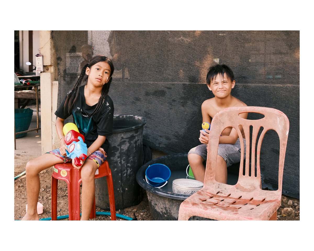 AtieBan's tweet photo. Songkran. Waiting for someone to come along the road. https://t.co/qEeYav09iF