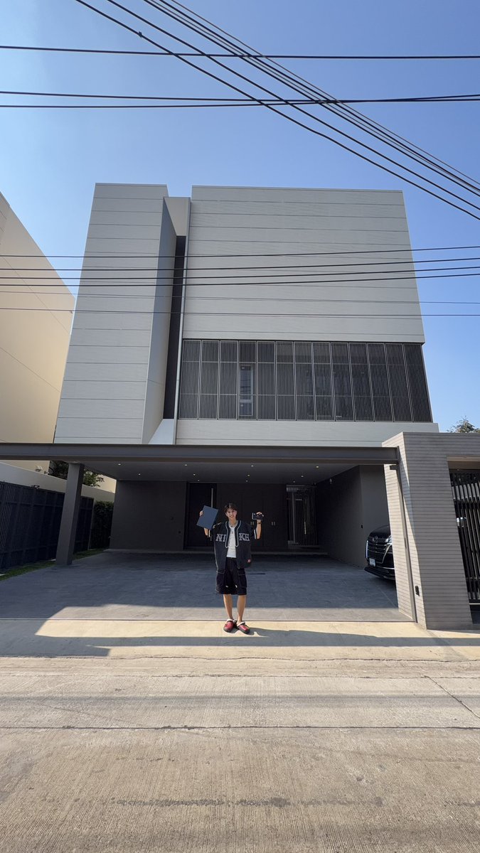 npblent's tweet image. MERECIDO! #FortFTS começou o Ano Novo Tailandês com uma grande conquista: sua nova casa!

Mesmo brincando sobre estar “oficialmente endividado”, ele demonstrou gratidão a todos que fizeram parte dessa conquista e que sempre o apoiaram.

#ComeFortZon #BabyFeat
