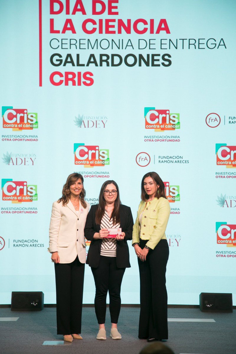 atuvibi's tweet photo. El pasado 9 de abril tuvimos el honor de participar en la entrega de los galardones de los Programas CRIS de Investigación, impulsados por @criscancer, una iniciativa que reconoce el talento y el compromiso de quienes están cambiando el futuro del cáncer desde la investigación. 🔬✨

En este marco tan especial, nuestra presidenta, @EBaucellsMolera, hizo entrega del premio a la Dra. @niamh_mckerr de @QUBelfast. Un reconocimiento dirigido a jóvenes investigadores que están dando los primeros pasos para consolidar su trayectoria y avanzar hacia la independencia como investigadores principales. 🎓

Desde ATUVIBI queremos agradecer a la Fundación CRIS Contra el Cáncer y a su presidenta y fundadora, Lola Manterola, la oportunidad de formar parte de este encuentro y, sobre todo, felicitarles por su imprescindible labor en el impulso y la financiación de proyectos de investigación. 🔬

Apostar por la ciencia es apostar por el futuro, por nuevas oportunidades de tratamiento y, en definitiva, por más esperanza para los pacientes y sus familias. 💚

@ALymphsLife 

#DíaCienciaCRIS26 #CRISContraelCáncer #GeneraciónCRIS #InvestigaciónOncológica #Confía