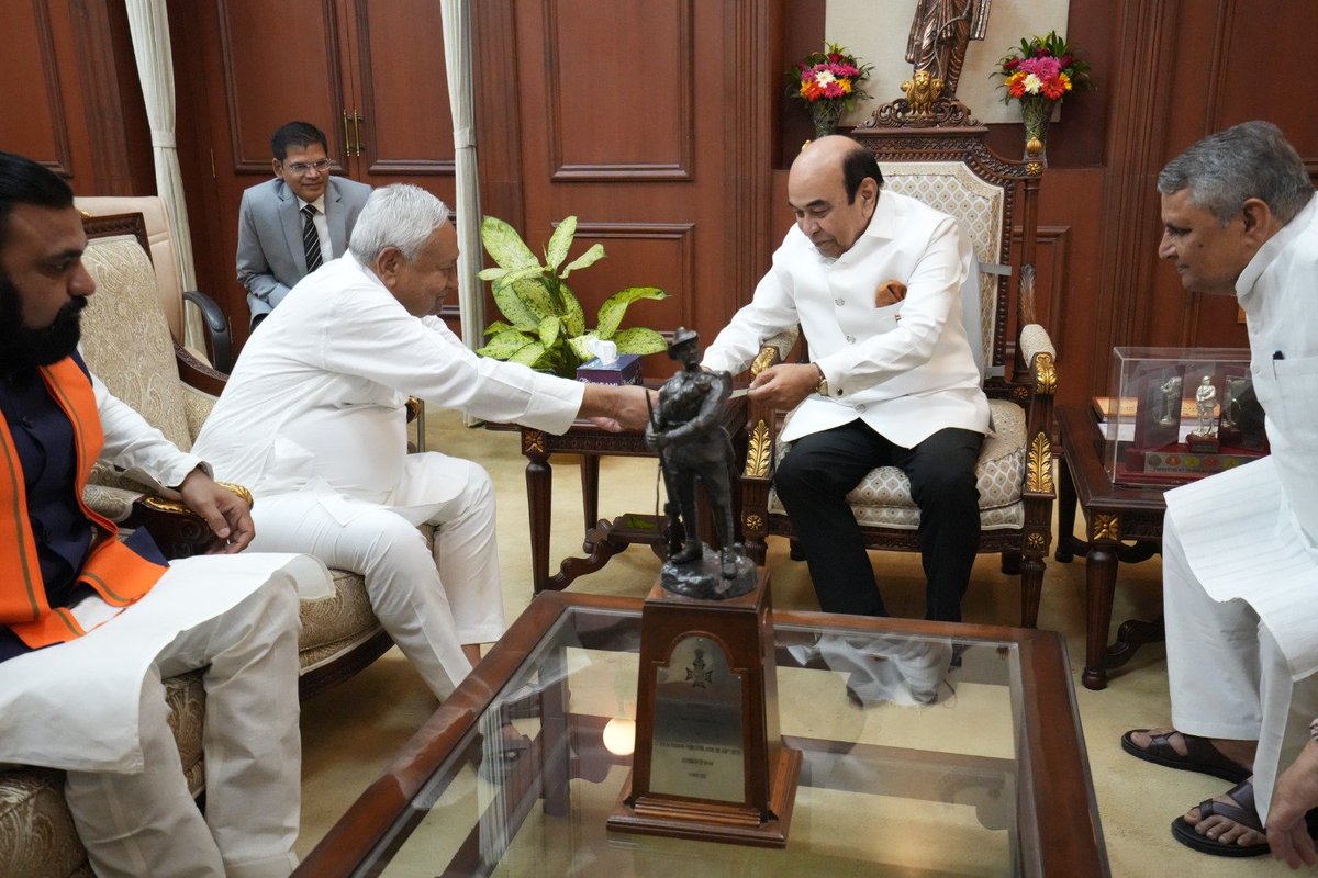 timesofindia's tweet image. #InPics | #NitishKumar, the longest-serving CM of #Bihar, submits his resignation to Governor Lt Gen Syed Ata Hasnain (Retd) at #LokBhavan in #Patna. He had taken oath as a Member of the Rajya Sabha on April 10.

#BiharPolitics #BiharNews #RajyaSabha