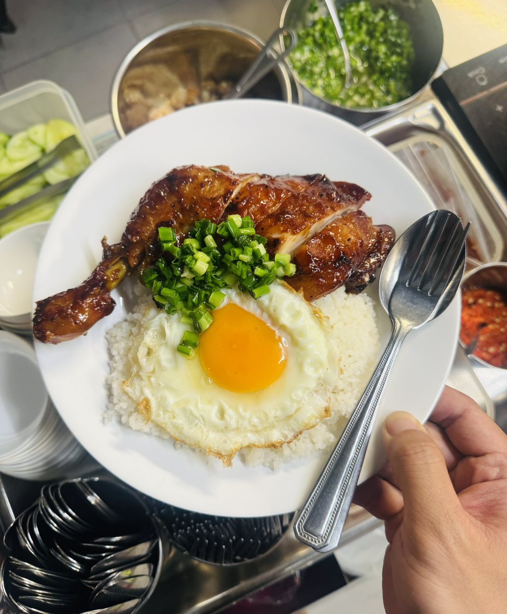 Nguyenfuli0806's tweet photo. Mời cả nhà ăn cơm tối 🍴🍽️
Nhà bán cơm Tấm nên thường sẽ có 2 team là team có ăn hành và team không có ăn hành.
#comtam #HCM #moingaymotmon https://t.co/g3H8h5rfos