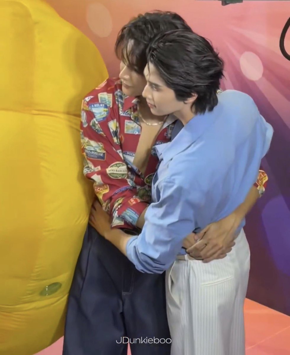 as mãos do joong tomando conta da cinturinha do dunk inteira 😵‍💫