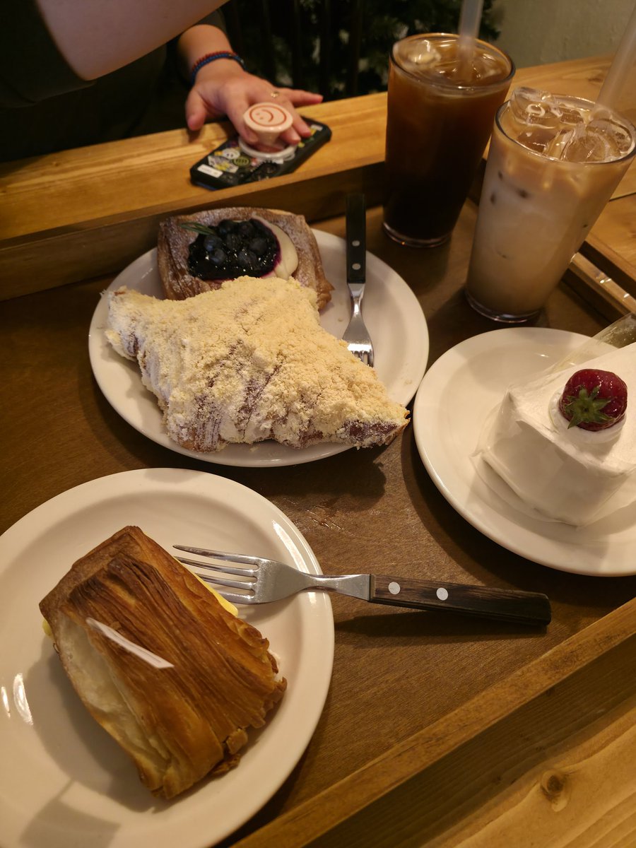 덕메언니와 갔던 빵맛집..지금 이밤에
맛나게 먹었던 저 빵이 넘 먹고싶다😋