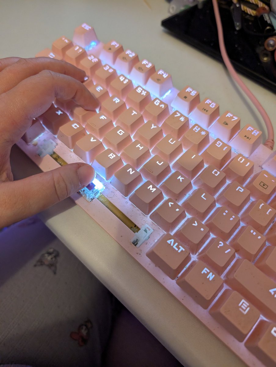 BinyLee_'s tweet photo. The consequence of playing Minecraft...
#Vtuber #VtuberEN #streamer #singer #binylee https://t.co/KKCeP5g8PL