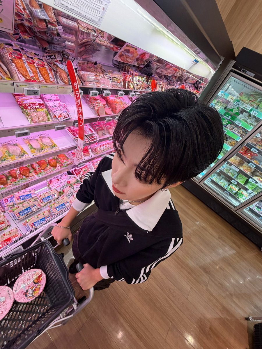 AdapFrfanbase's tweet image. ★ ⋆ 🐺 ⋆ ★

❝👀🛒❞

──── ୨୧ ────
#준석 #JUNSEOK 
#ADAP #에이댑
#ALL_DREAMS_ARE_POSSIBLE
