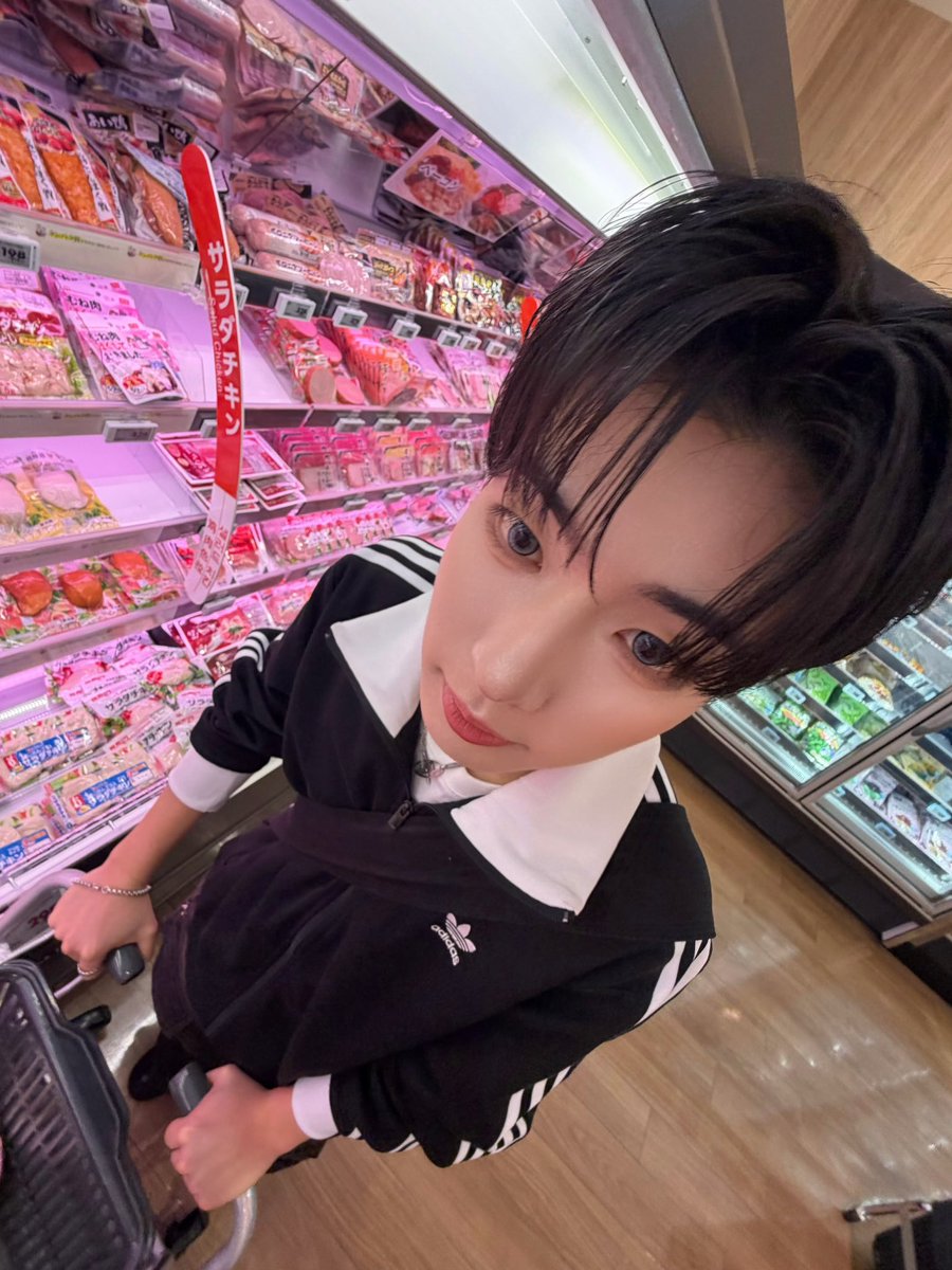 AdapFrfanbase's tweet image. ★ ⋆ 🐺 ⋆ ★

❝👀🛒❞

──── ୨୧ ────
#준석 #JUNSEOK 
#ADAP #에이댑
#ALL_DREAMS_ARE_POSSIBLE