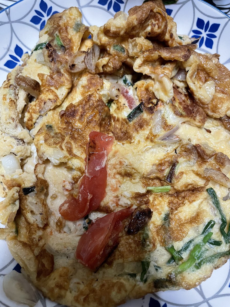 อยู่ดีๆจุนตาก็บอกว่าอยากให้ชั้นเจียวไข่ให้กิน งง กุทำไรเปนมากมั้ง หน้าตาว่าแย่แล้ว รสชาติไม่ทราบ 😣✌️