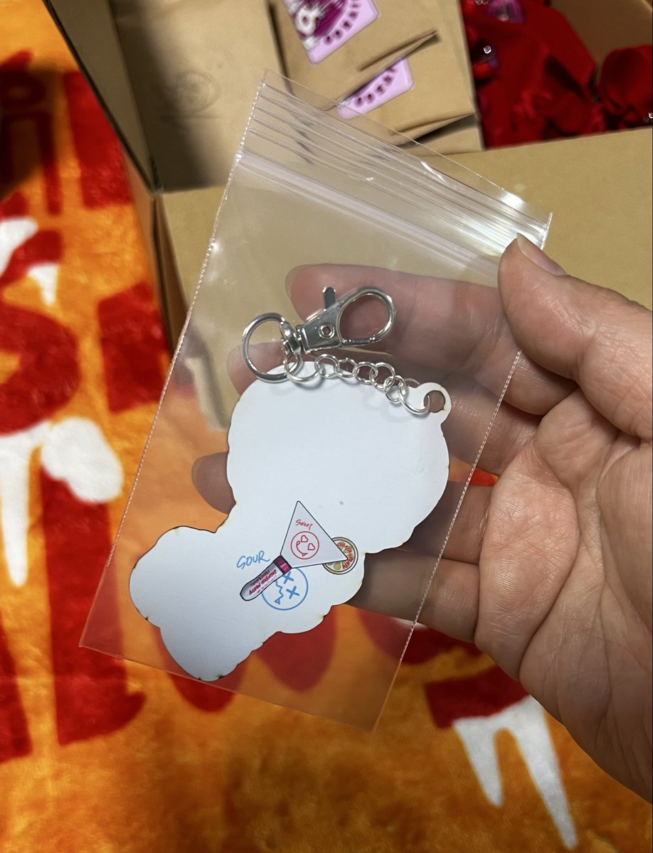 yopi419's tweet image. 無事に受け取りました🙋‍♀️
かわいい〜😍🫶
おまけ1個ありました🤭
こちらも誰か欲しい方がいれば渡して欲しいとのことです🥰
当選された28人の方おめでとうございます😆👏👏👏🎉㊗
武道館で私を見つけてね🤣🫱
当日はリプは埋もれてしまうのでDMでお願いします☺️
会場に着いたらツイートします🫡

#LiSA