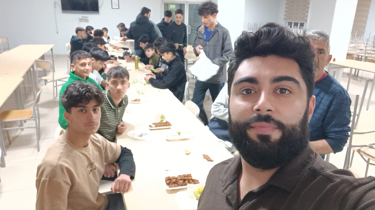 “Pansiyonlarda kalan öğrencilere yönelik düzenlenen sohbet programında İlçe Müftümüz Sayın Sedat Şentürk hocamız sohbet gerçekleştirdi. Programın ardından müftülüğümüz tarafından hazırlanan hediyeler, öğreticimiz Muhammed Diyar Kutlar ile birlikte takdim edildi.”
#Özalp #van