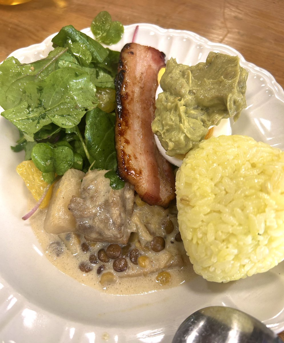 搬入無事終わり明日からです！
お昼休憩中真ん中の大きい長テーブルでみんなでまかない食べるのが大好き！紅の豚のピッコロ社でトマトスパゲティ食べてるシーンみたいでわくわくする。