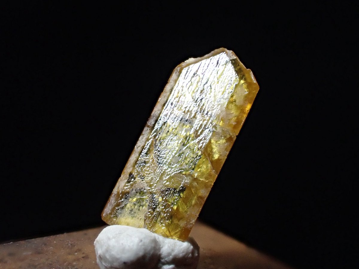 isurusescheri's tweet image. チタン石双晶
剣の様な双晶で薄い結晶が二枚合わさり、先端はV字に凹む。
ザッと見た感じ、ミンダットにもあまり例が無いタイプだと思う。