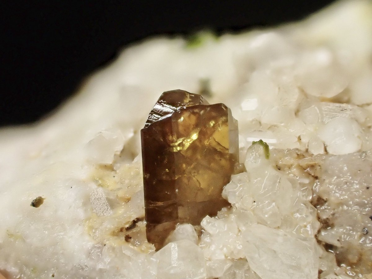 isurusescheri's tweet image. チタン石双晶
剣の様な双晶で薄い結晶が二枚合わさり、先端はV字に凹む。
ザッと見た感じ、ミンダットにもあまり例が無いタイプだと思う。