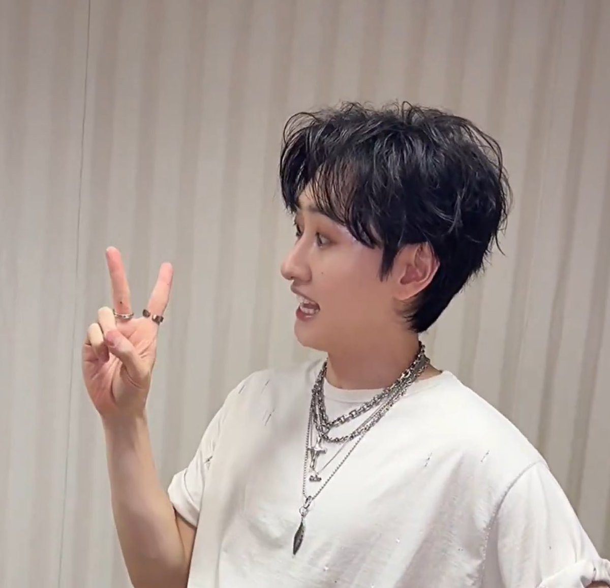 hyukkkk09's tweet photo. これは自分の指が話しかけてきて驚く、うさぎ隊長ウニョク https://t.co/oq9RLqMG1v