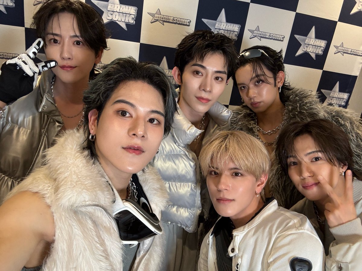 official_enjin's tweet photo. 《#Arik》

やっほー！えりく

昨日はイベントだった!
いろんなインタビューとかあったり
企画とかあったり
MU3Eもたくさんきてくれて
うれしかった!🕺✨

次のイベントは💁‍♂️
ゆぴえなFES(5/2土)
NATSLIVE FES(5/3日)

#BRAVESONIC
#ENJIN
#ENJIN_Arik https://t.co/4oldujRbve