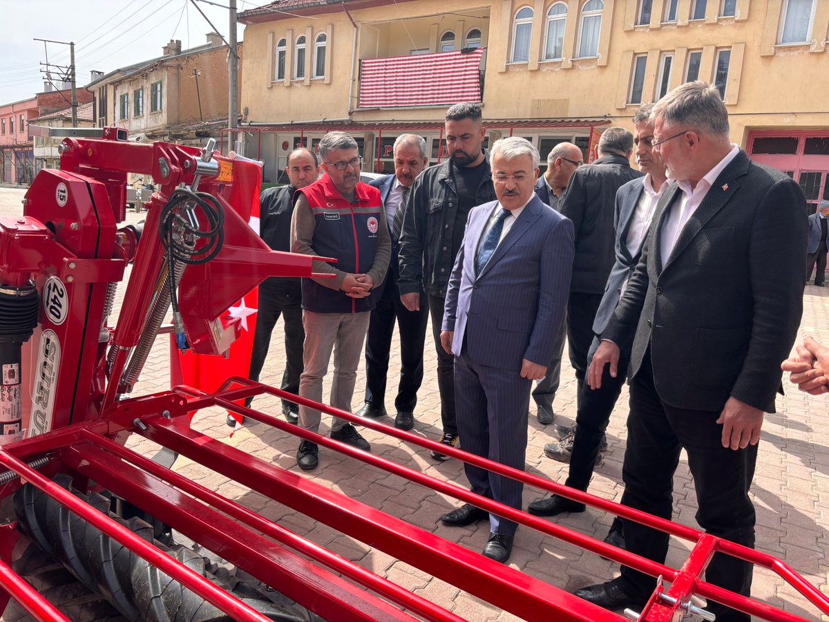 İlçe Tarım Müdürlüğümüzün, KOP Bölge Kalkınma İdaresi Başkanlığı’nın destekleriyle hayata geçirdiği Akşehir Yem Üretiminde Mekanizasyon Projesi kapsamında Reis Mahallemizde düzenlenen teslim törenine katılım sağladık.