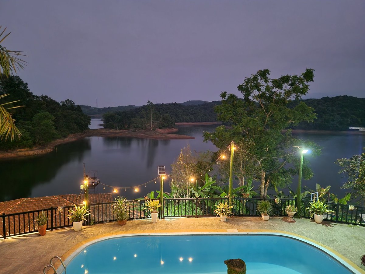 Sukani123's tweet image. Es wird dunkel überm See,
Phong Nha, #Vietnam.