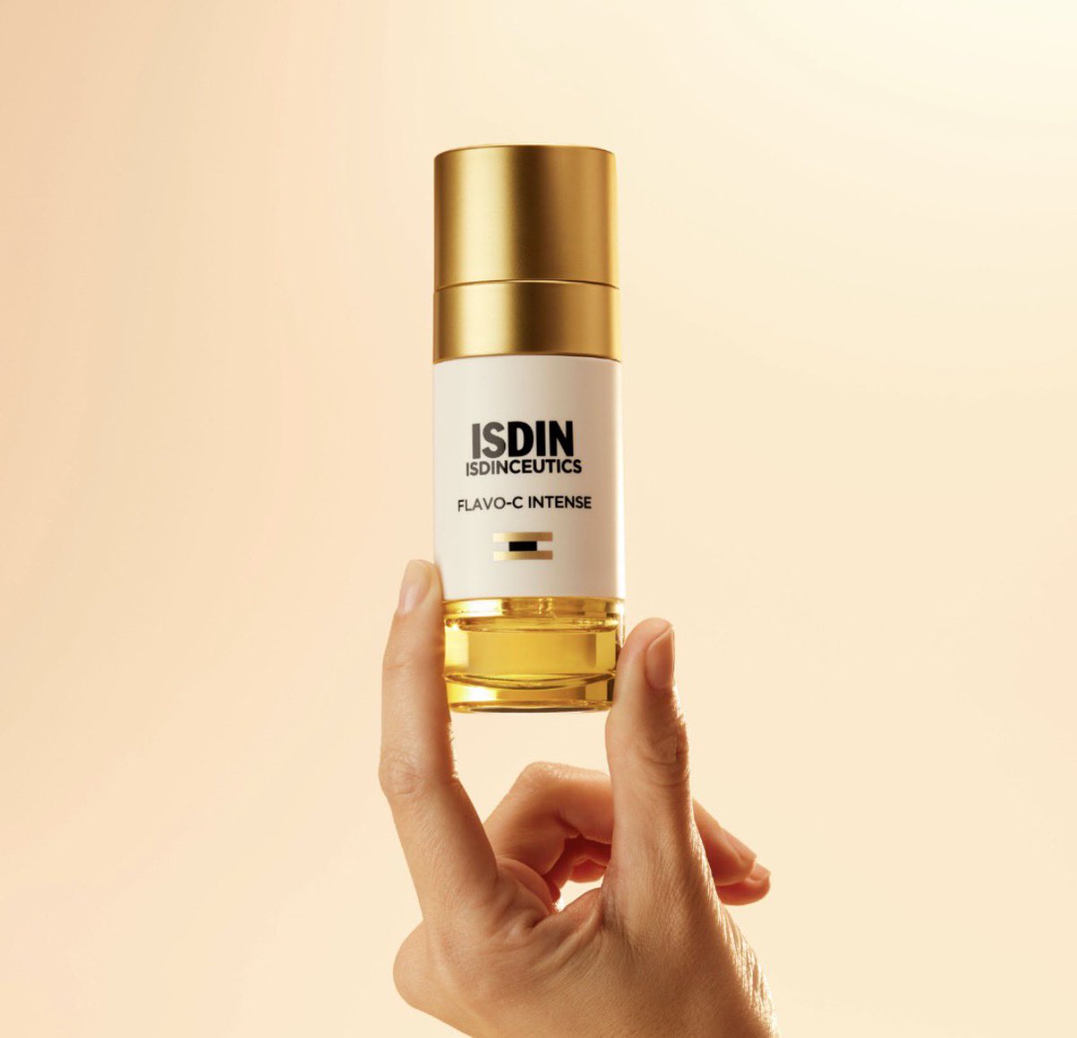 ¡El brillo que tu piel estaba esperando ya está aquí! Presentamos la novedad más deseada de Isdinceutics: Flavo-C Intense. Un potente sérum bifásico con un 15% de Vitamina C pura que actúa como un auténtico chute de energía para tu rostro. Ilumina intensamente. Revitaliza el tono