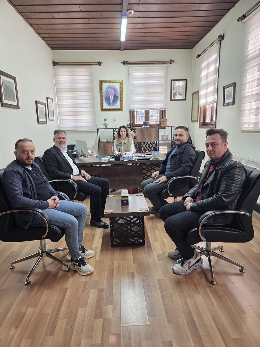 İlçe Müze Müdürümüzü ziyaret ederek 2026 yılı yatırımları, devam eden çalışmalar ve şehrimizin kültürel anlamda daha ileriye taşınması konusunda verimli değerlendirmelerde bulunduk.
Çalışmalarından ve göstermiş olduğu gayretlerden dolayı kendisine teşekkür ediyoruz.