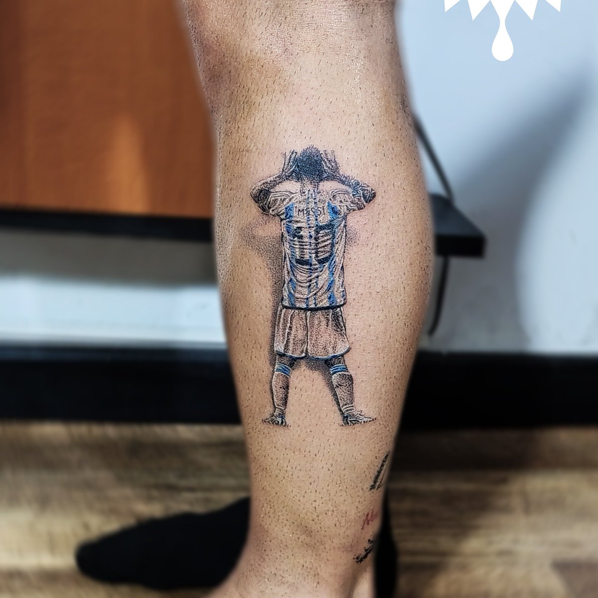 MartinComoglio's tweet image. Tattoo realizado en Comoglio Tattoo Atelier.
En una pantorrilla que se va a poblar de referencias a la Argentinidad, le tocó el turno a este Messi de Qatar 2022.
@TeamMessi #mess #leomessi #argentina
