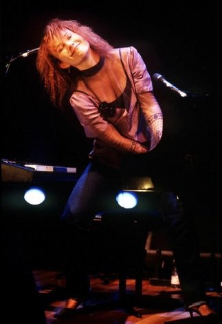 The things I would do to look and dress like this