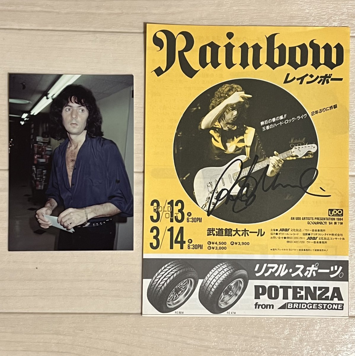tatsurocker's tweet image. Ritchie BlackmoreのBirthday!🎉

先日のDEEP PURPLEは素晴らしかったですが同時にRitchieの偉大さも感じたライヴでした。もう観られないかもしれませんがいつまでもギターを弾いていて貰いたいです。
私の数少ないRAINBOW時代のRitchieのサイン。その時の写真もあった。

#RitchieBlackmore
#RAINBOW