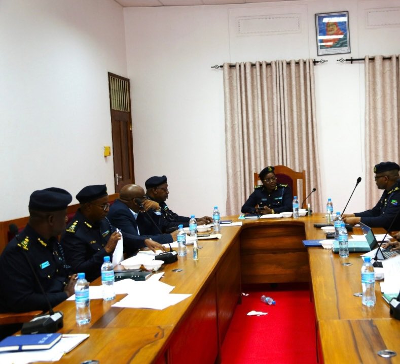 ‼️ 🚨 MFUMO WA UHAMIAJI UME COLLAPSE ‼️
Jamani hali bado haijatengamaa ila tatizo ni KUBWA 
Kwa mujibu wa mtoa taarida mfumo unaonekana kuharibiwa kwa makusudi kwani umefuta kumbukumbu zote za paspoti, visa, na hata mipakani kuingia. Ni kwamba taarifa zote kuanzia mwaka 2025