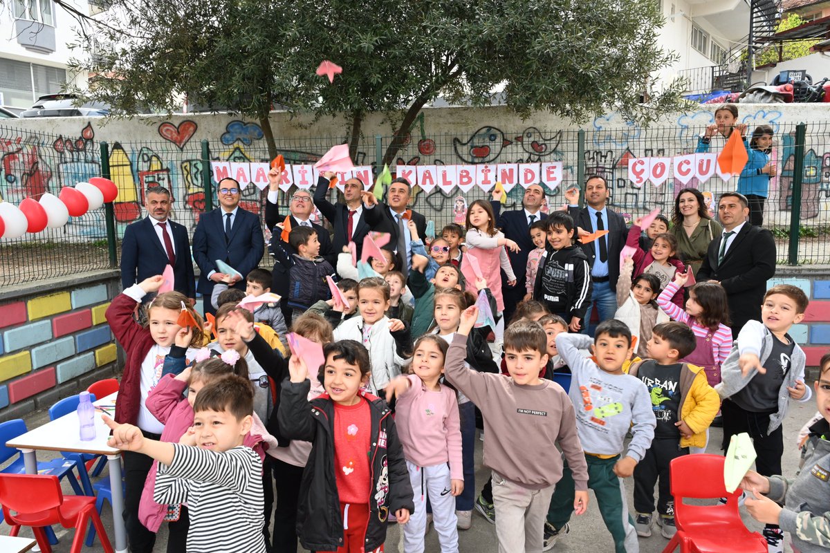 denizlimem's tweet photo. Maarifin Kalbinde Çocuk Etkinlikleri – Honaz

📍 Honaz Atatürk İlkokulu

İl Millî Eğitim Müdürümüz Emre Çalışkan, Bakanlığımızca Nisan ayı teması olarak belirlenen “Maarifin Kalbinde Çocuk” kapsamında ilimiz genelinde yürütülen etkinlikler çerçevesinde Honaz Atatürk İlkokulunu ziyaret etti.

Ziyaret sırasında öğrencilerimizin, “Maarifin Kalbinde Çocuk Etkinlikleri Kılavuzu”nda yer alan etkinlikleri uygulamalarına eşlik eden Müdürümüz, öğrencilerle yakından ilgilenerek yapılan çalışmalar hakkında bilgi aldı. Okul bahçesinde gerçekleştirilen etkinliklerde öğrenciler; balon uçurma etkinliğiyle keyifli anlar yaşarken, origami ile uçak yapımı çalışmalarıyla el becerilerini geliştirdi, bocce oyunuyla ise takım ruhu ve koordinasyon becerilerini pekiştirerek eğlenceli dakikalar geçirdiler.

@emre_caliskan
@tcmeb
@Yusuf__Tekin
@farukyelkenci
@ebubekirsavasci