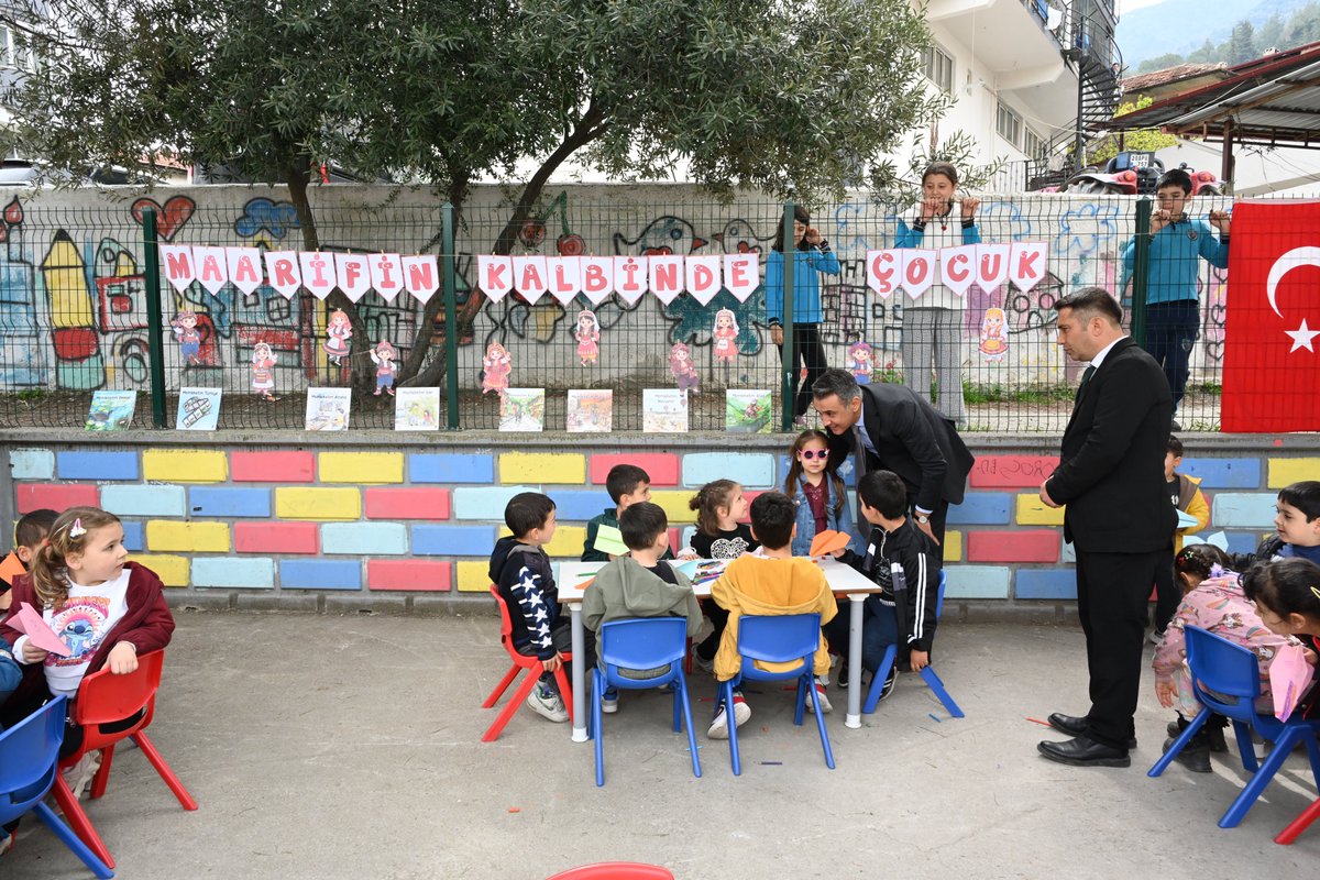 denizlimem's tweet photo. Maarifin Kalbinde Çocuk Etkinlikleri – Honaz

📍 Honaz Atatürk İlkokulu

İl Millî Eğitim Müdürümüz Emre Çalışkan, Bakanlığımızca Nisan ayı teması olarak belirlenen “Maarifin Kalbinde Çocuk” kapsamında ilimiz genelinde yürütülen etkinlikler çerçevesinde Honaz Atatürk İlkokulunu ziyaret etti.

Ziyaret sırasında öğrencilerimizin, “Maarifin Kalbinde Çocuk Etkinlikleri Kılavuzu”nda yer alan etkinlikleri uygulamalarına eşlik eden Müdürümüz, öğrencilerle yakından ilgilenerek yapılan çalışmalar hakkında bilgi aldı. Okul bahçesinde gerçekleştirilen etkinliklerde öğrenciler; balon uçurma etkinliğiyle keyifli anlar yaşarken, origami ile uçak yapımı çalışmalarıyla el becerilerini geliştirdi, bocce oyunuyla ise takım ruhu ve koordinasyon becerilerini pekiştirerek eğlenceli dakikalar geçirdiler.

@emre_caliskan
@tcmeb
@Yusuf__Tekin
@farukyelkenci
@ebubekirsavasci