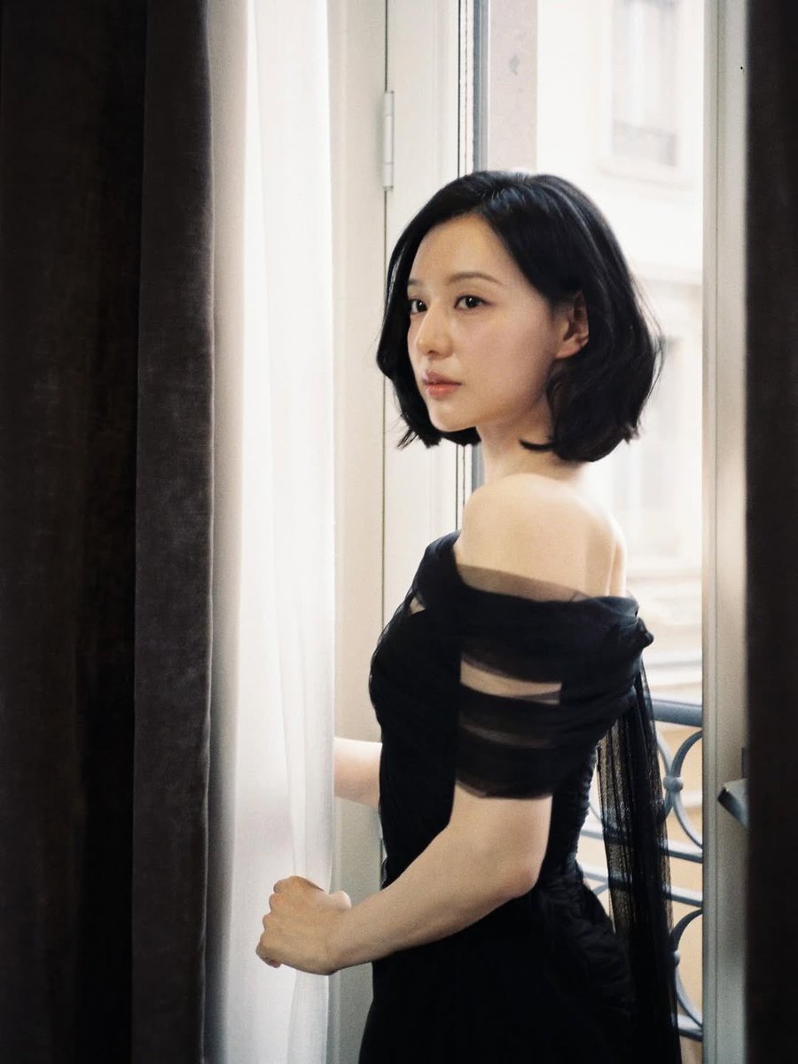 kim_gwnii's tweet photo. (Apr 14, 2026) Actress Kim Jiwon’s Fashion Stylist update her Instagram with Actress Kim Jiwon

Actress Kim Jiwon for BVLGARI Eclettica in Bollate, Italy 🖤

#KimJiwon #김지원 https://t.co/CbRMONHt4U