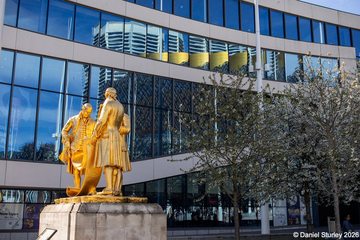 Daniel_Sturley's tweet image. #Birmingham UK, a great #distorted #reflection of The #Octagon and @LibraryofBham in the #curved #windows of the Symphony Hall in Centenary Square 😎 
#BirminghamWeAre #Architecture #AllShapes 
#Photography