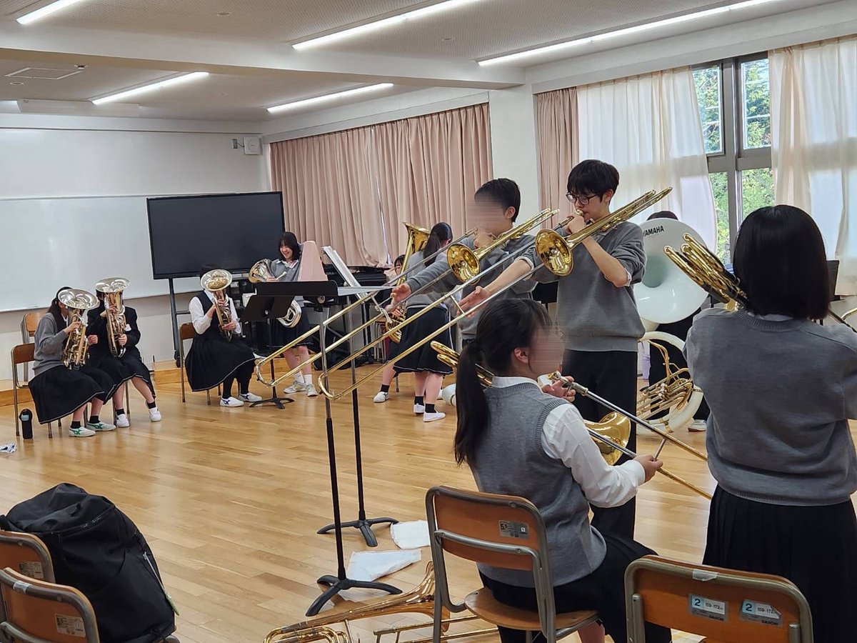 R1windorchestra's tweet photo. 今日は部活動体験最終日でした🎶
3日間を通して、たくさんの新入生の皆さんが来てくださってとても嬉しかったです☺️
歓迎演奏期間は今日で最後ですが、希望楽器が決まっていない方や中学生には引き続き楽器体験を行いますので、ぜひ気軽にお越しください✨ https://t.co/sRAO0aZ0gV