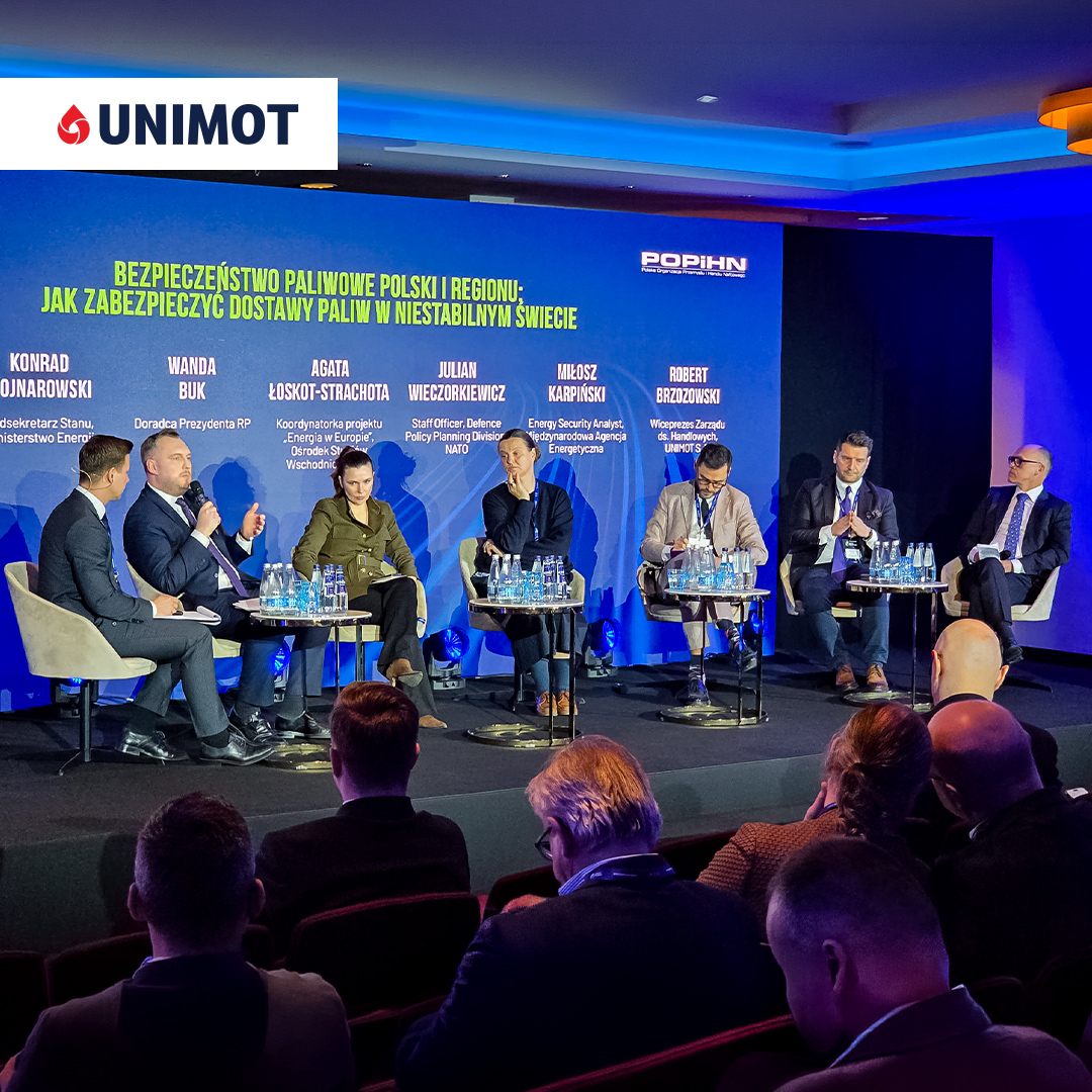 unimot_sa's tweet photo. Podczas panelu otwierającego Kongres Paliwowy 2026 ⛽️ Robert Brzozowski, wiceprezes UNIMOT, podkreślił: „Bezpieczeństwo energetyczne to nie stan, a proces. Wydarzenia z Cieśniny Ormuz pokazują, że nawet dobrze działający system pozostaje wrażliwy” https://t.co/HdB8tTsa4S